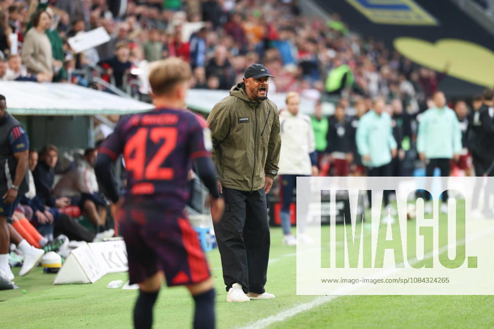 Vincent Kompany, FC Bayern Munich, Head Coach, Emotions, GER, FC Augsburg vs. FC Bayern Munich, Soccer, Bundesliga, Matchday 5, 2026–2027 Season, October 10, 2026, DFL and DFB regulations prohibit any use of photographs as image sequences and or quasi-video, GER, FC Augsburg vs. FC Bayern Munich, soccer, Bundesliga, Matchday 5, 2026–2027 season, October 10, 2026, Augsburg