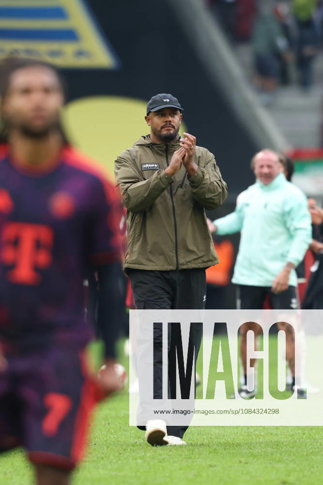 Vincent Kompany, head coach of FC Bayern Munich, disappoints fans after the game, GER, FC Augsburg vs. FC Bayern Munich, soccer, Bundesliga, Matchday 5, 2026–2027 season, October 10, 2026, DFL and DFB regulations prohibit any use of photographs as image sequences and or quasi-video, GER, FC Augsburg vs. FC Bayern Munich, soccer, Bundesliga, Matchday 5, 2026–2027 season, October 10, 2026, Augsburg