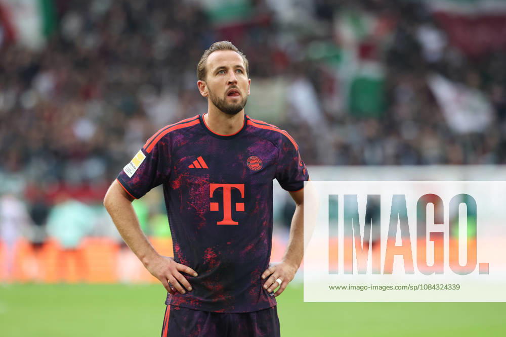 Harry Kane, FC Bayern Munich, 09, disappoints fans after the game, GER, FC Augsburg vs. FC Bayern Munich, Soccer, Bundesliga, Matchday 5, 2026–2027 Season, October 10, 2026, DFL and DFB regulations prohibit any use of photographs as image sequences and or quasi-video, GER, FC Augsburg vs. FC Bayern Munich, Soccer, Bundesliga, Matchday 5, 2026–2027 season, October 10, 2026, Augsburg