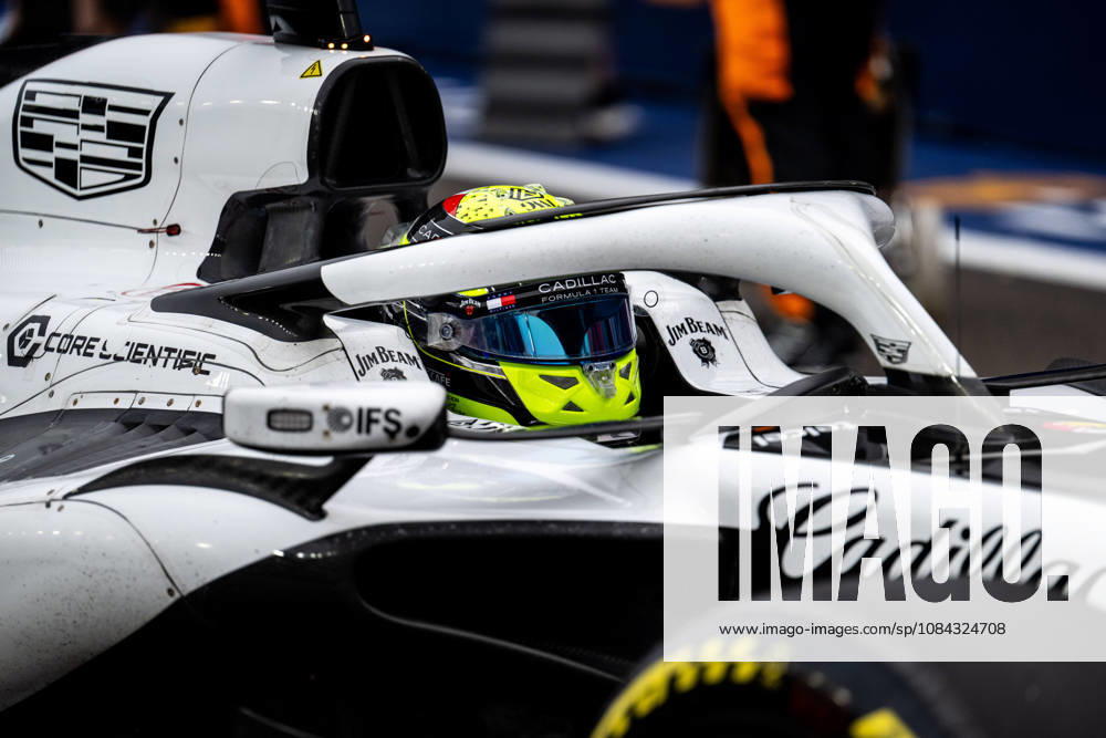 F1 - SINGAPORE GRAND PRIX 2026 11 PEREZ Sergio (mex), Cadillac F1 Team MAC-26, action during the 2026 Formula 1 Singapore Grand Prix, 17th round of the 2026 Formula One World Championship, WM, Weltmeisterschaft from October 9 to 11, 2026 on the Marina Bay Street Circuit, in Singapore, Singapore - SingaporeSingapore