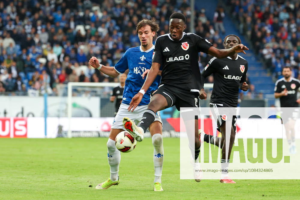 Soccer 2. Bundesliga SV Darmstadt 98 vs. Energie Cottbus, Milan Smit (SV Darmstadt 98), King Manu (Energie Cottbus) battle for the ball