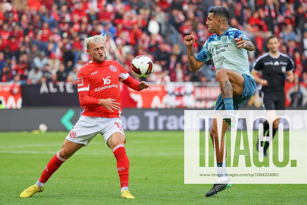 Mainz, Germany, October 10, 2026, Bundesliga 2026–2027, Matchday 5: FSV Mainz 05 vs. Bayer 04 Leverkusen. Pictured from left: Benedict Hollerbach (M05) in a tackle against Facundo Medina (B04). DFL regulations prohibit any use of photographs as image sequences and or quasi-video. Mewa Arena, Rhineland-Palatinate