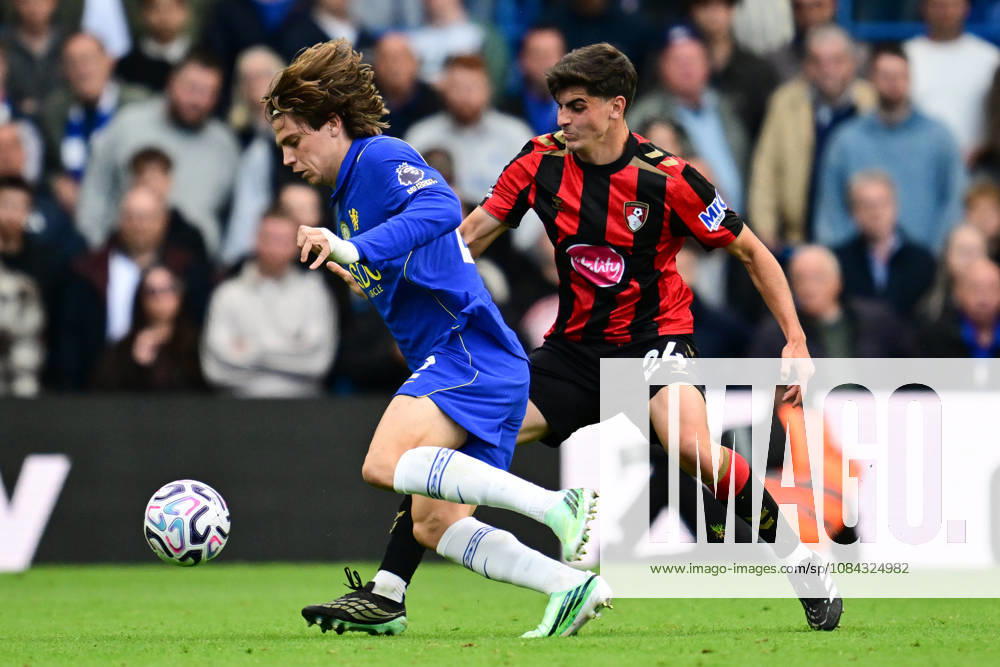 Chelsea v Bournemouth, Premier League Chelsea defender Marco Palestra (2) under pressure from AFC Bournemouth defender Juanlu Sanchez (24) during the Premier League match between Chelsea and Bournemouth at Stamford Bridge, London, UK on 10 October 2026. London Stamford Bridge Greater London UK Editorial use only DataCo restrictions apply See www.football-dataco.com ,