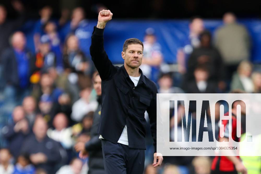 Xabi Alonso, Head Coach of Chelsea, acknowledges the fans after the match Chelsea v AFC Bournemouth, Premier League, Football, Stamford Bridge, London, UK, 10 10 2026, England - 10 Oct 2026London Stamford Bridge England United Kingdom