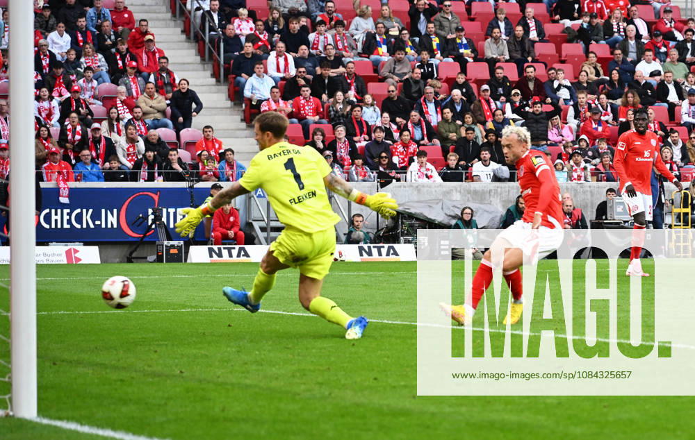 German Bundesliga 2026–2027 Season, Mewa Arena, Mainz, October 10, 2026: 1 FSV Mainz 05 (mz) vs. Bayer Leverkusen (lev) 3–4, Benedikt HOLLERBACH 1 (FSV Mainz 05), re, scores the 3–4, left Goalkeeper Mark FLEKKEN Bayer Leverkusen DFL REGULATIONS PROHIBIT ANY USE OF PHOTOGRAPHS AS IMAGE SEQUENCES AND OR QUASI-VIDEO; ; NATIONAL AND INTERNATIONAL NEWS AGENCIES OUT German Bundesliga 1 FSV Mainz 05