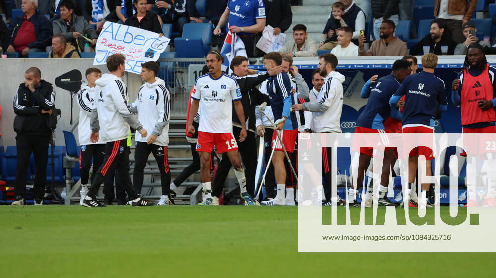 Soccer, Bundesliga 1, TSG 1899 Hoffenheim vs. Hamburger SV, Merlin Polzin, Hamburger SV Coach, Team, Players, celebrating after the game, Team, Player, celebrating at the end of the match; Nicolai Remberg of Hamburger SV is injured; injury; pain; pains; ; Sinsheim