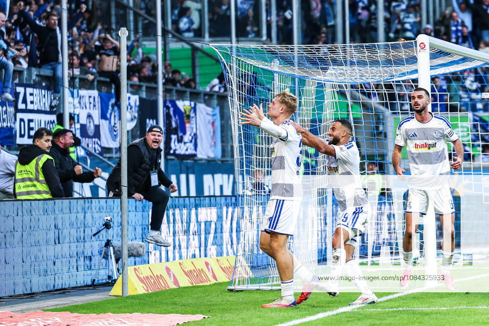 Sports, Soccer, 3rd Division, 2026–2027 Season, Matchday 8: MSV Duisburg vs. TSG 1899 Hoffenheim II, October 10, 2026, Schauinsland Reisen Arena: MSV Duisburg celebrates after Peter Remmert scores the 2–2 equalizer, 39th minute—the players are thrilled—Duisburg, Schauinsland Reisen Arena, North Rhine-Westphalia, Germany