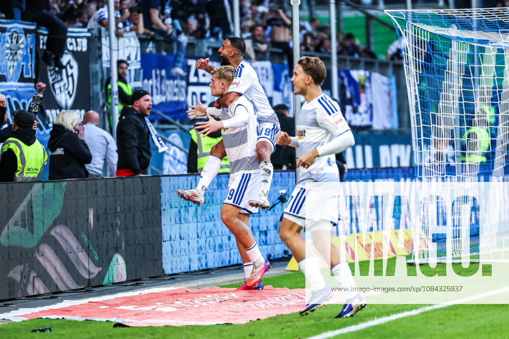 Sports, Soccer, 3rd Division, 2026–2027 Season, Matchday 8: MSV Duisburg vs. TSG 1899 Hoffenheim II, October 10, 2026, Schauinsland Reisen Arena: MSV Duisburg celebrates after Peter Remmert scores the 2–2 equalizer, 39th minute—the players are thrilled—Duisburg, Schauinsland Reisen Arena, North Rhine-Westphalia, Germany