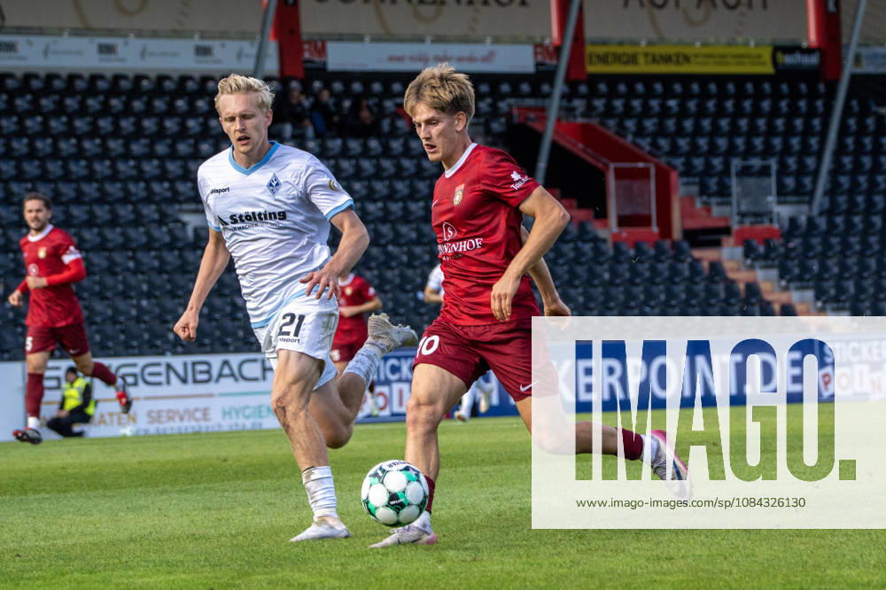 Soccer 3rd Division, SG Sonnenhof Großaspach vs. SV Waldhof Mannheim: A tackle between Julian Rieckmann of SV Waldhof Mannheim and Lukas Stoppel of SG Sonnenhof Großaspach