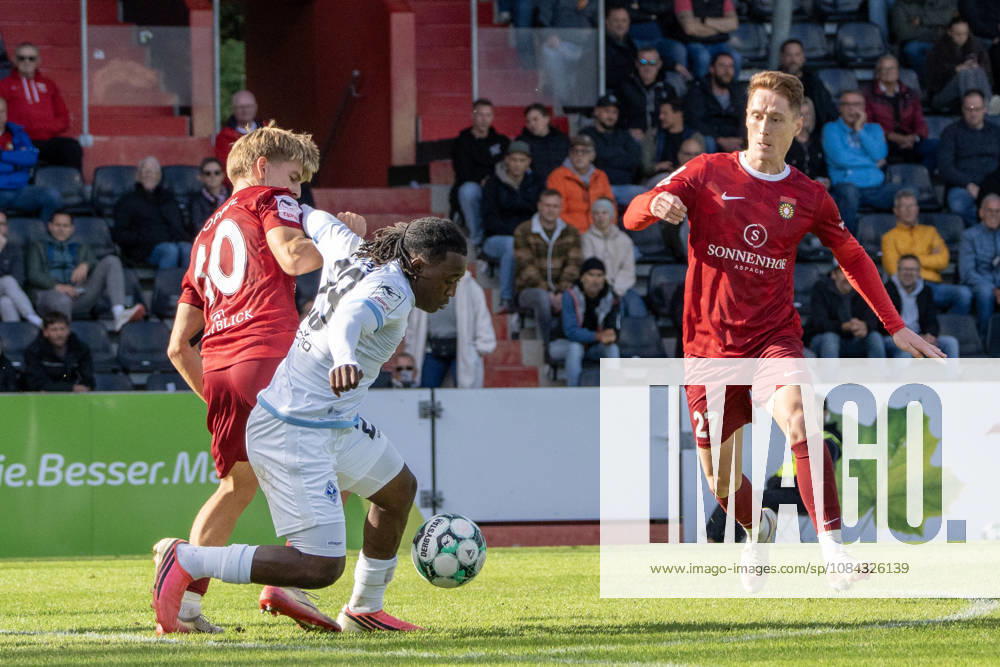 Soccer 3rd Division, SG Sonnenhof Großaspach vs. SV Waldhof Mannheim: A tackle between Lukas Stoppel of SG Sonnenhof Großaspach and Nolan Xavier Muteba N Tumba of SV Waldhof Mannheim, Aspach