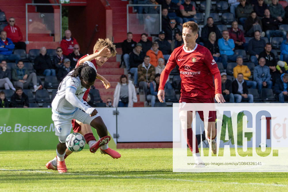 Soccer 3rd Division, SG Sonnenhof Großaspach vs. SV Waldhof Mannheim: A tackle between Lukas Stoppel of SG Sonnenhof Großaspach and Nolan Xavier Muteba N Tumba of SV Waldhof Mannheim, Aspach