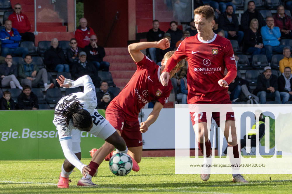 Soccer 3rd Division, SG Sonnenhof Großaspach vs. SV Waldhof Mannheim: A tackle between Lukas Stoppel of SG Sonnenhof Großaspach and Nolan Xavier Muteba N Tumba of SV Waldhof Mannheim, Aspach
