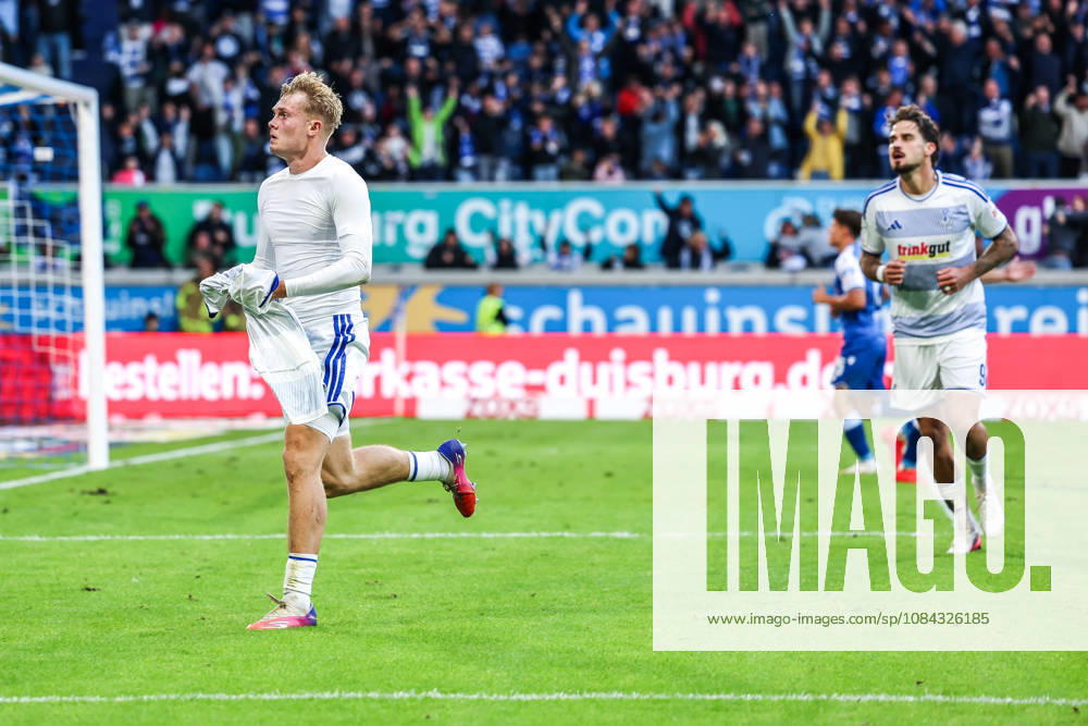 Sports, Soccer, 3rd Division, 2026–2027 Season, Matchday 8: MSV Duisburg vs. TSG 1899 Hoffenheim II, October 10, 2026, Schauinsland Reisen Arena: MSV Duisburg celebrates after Peter Remmert scores to make it 3–2, 39th minute—the players are thrilled—Duisburg, Schauinsland Reisen Arena, North Rhine-Westphalia, Germany