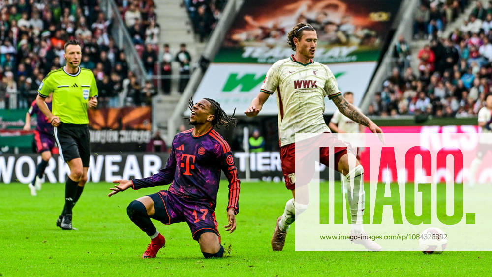 GER, Soccer, Men s, 1st Bundesliga, Matchday 5, FC Augsburg vs. FC Bayern Munich; Referee: Sven Jablonski; Michael Olise (Bayern Munich); 17 after a foul by Calvin Brackelmann (FC Augsburg); 2 Augsburg WWK Arena; Bayern; Germany