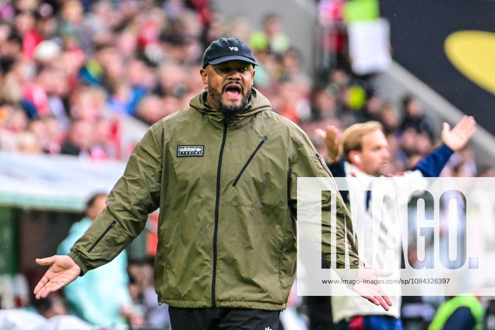 GER, Soccer, Men s, 1. Bundesliga, Matchday 5, FC Augsburg vs. FC Bayern Munich Vincent Kompany Bayern Munich disagrees with the referee s decision Augsburg WWK Arena Bayern Germany