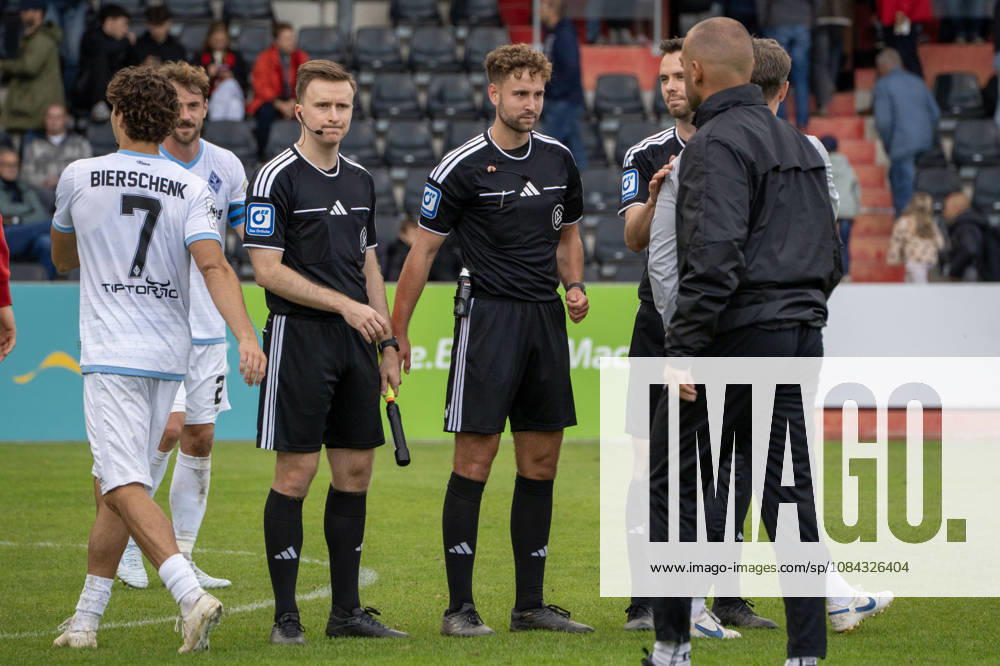 Soccer 3rd Division, SG Sonnenhof Grossaspach vs. SV Waldhof Mannheim v l The refereeing team led by Maximilian Lotz, Aspach