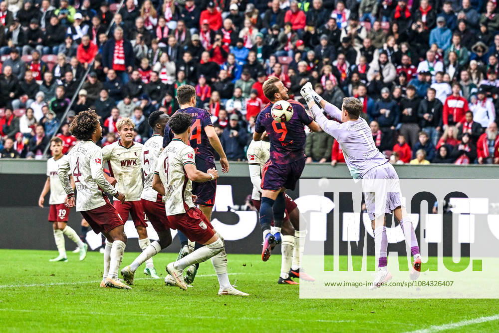 GER, Soccer, Men s, 1. Bundesliga, Matchday 5, FC Augsburg vs. FC Bayern Munich; Finn Dahmen (FC Augsburg) makes a punch save against Harry Kane (Bayern Munich), 1-9; Augsburg, WWK Arena, Bayern, Germany