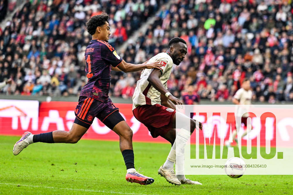 GER, Soccer, Men s, 1. Bundesliga, Matchday 5, FC Augsburg vs. FC Bayern Munich: Nathaniel Brown (Bayern Munich), No. 11, is unable to get past Chrislain Matsima (FC Augsburg), No. 5. Augsburg WWK Arena, Bayern, Germany