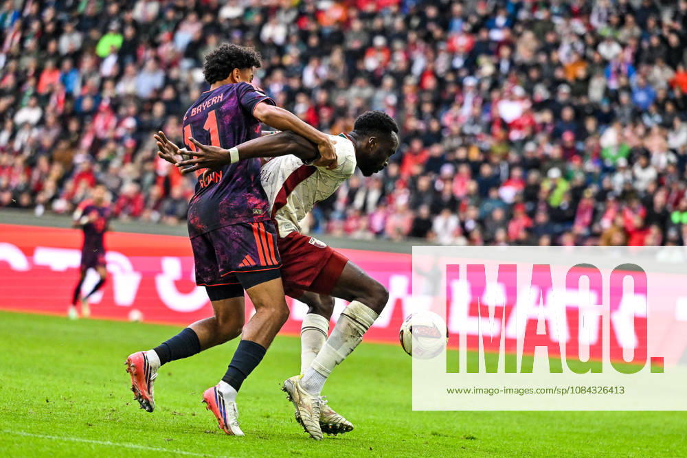 GER, Soccer, Men s, 1. Bundesliga, Matchday 5, FC Augsburg vs. FC Bayern Munich: Nathaniel Brown (Bayern Munich), No. 11, is unable to get past Chrislain Matsima (FC Augsburg), No. 5. Augsburg WWK Arena, Bayern, Germany