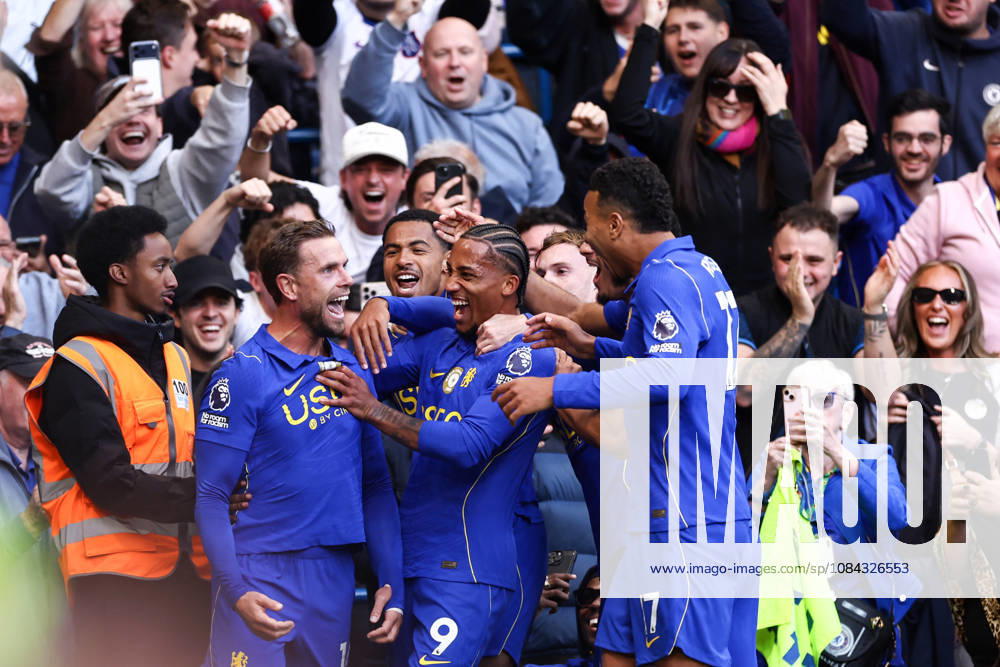 Chelsea gegen Bournemouth, 10. Oktober 2026, London, Premier League, Fußball: Chelsea gegen Bournemouth. Jordan Henderson von Chelsea feiert das fünfte Tor gemeinsam mit Joao Pedro von Chelsea und Levi Colwill von Chelsea. Foto: Jacques Feeney, Offside, London, Großbritannien