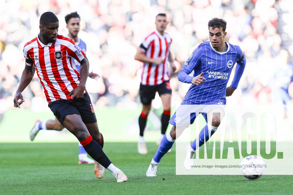 SUNDERLAND, ENGLAND, OCTOBER 10: Kevin Danso of Sunderland AFC passes the ball during a Premier League 2026-27 match between Sunderland AFC and Brighton & Hove Albion at the Stadium of Light on October 10, 2026 in Sunderland, England. (Photo by Zach Forster Sports Press Photo)