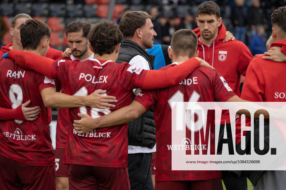Soccer 3rd Division, SG Sonnenhof Großaspach vs. SV Waldhof Mannheim; Pascal Reinhardt, coach of SG Sonnenhof Großaspach, giving his postgame speech in Aspach