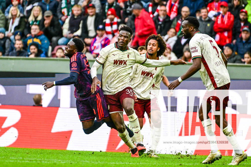 GER, Soccer, Men s, Bundesliga 1, Matchday 5, FC Augsburg vs. FC Bayern Munich; physical play by Juma Bah (FC Augsburg, 35) against Alphonso Davies (Bayern Munich, 19); Augsburg WWK Arena, Bayern, Germany
