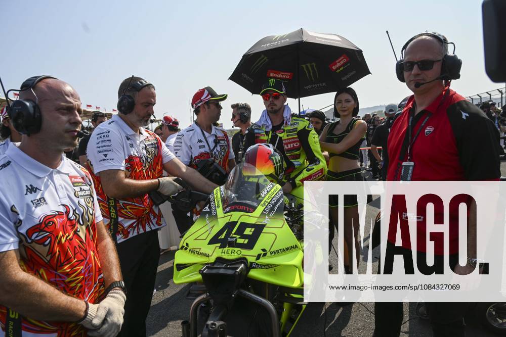(261010) -- LOMBOK, Oct. 10, 2026 -- Pertamina Enduro VR46 Racing Team s Fabio Di Giannantonio (C) of Italy prepares before the sprint race of MotoGP at Mandalika International circuit in Lombok, Indonesia, Oct. 10, 2026. ) (SP)INDONESIA-LOMBOK-MOTOGP-SPRINT RACE-MANDALIKA INTERNATIONAL CIRCUIT Zulkarnain