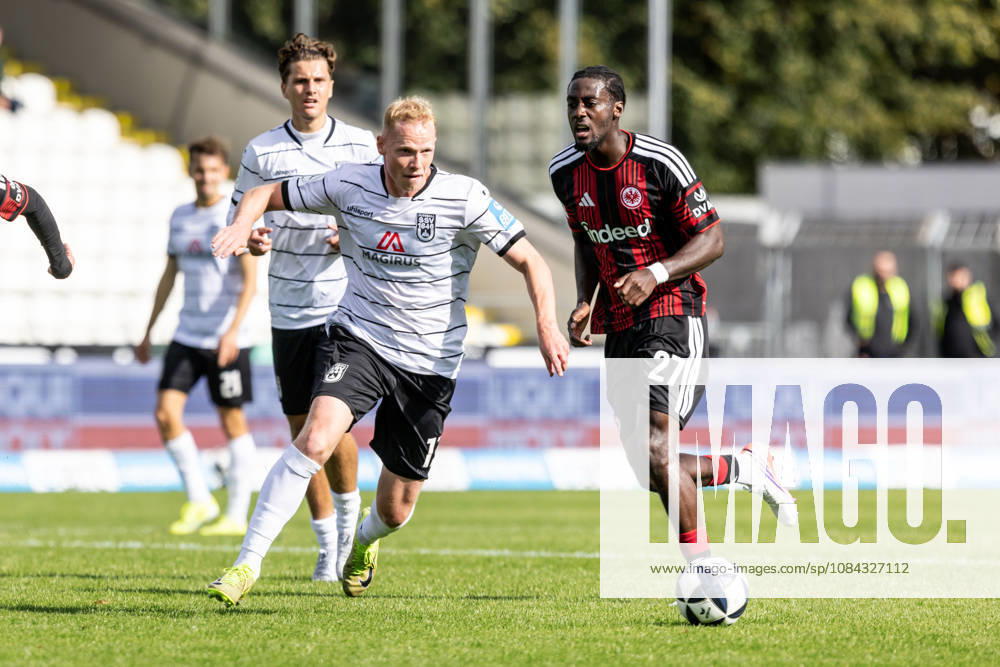 SSV Ulm 1846 Soccer vs. Eintracht Frankfurt II, Soccer, Regionalliga Southwest, Matchday 11, Donaustadion Ulm, October 26, Leon Müller, SSV Ulm 1846 Soccer, 17, Collin Owusu Etse Eintracht Frankfurt II, 27 SSV Ulm 1846 Soccer vs. Eintracht Frankfurt II, Soccer, Regionalliga Southwest, Matchday 11, Donaustadion, Ulm, October 26, Photo by Lucca Fundel, Ulm, Donaustadion, Baden-Württemberg, Germany