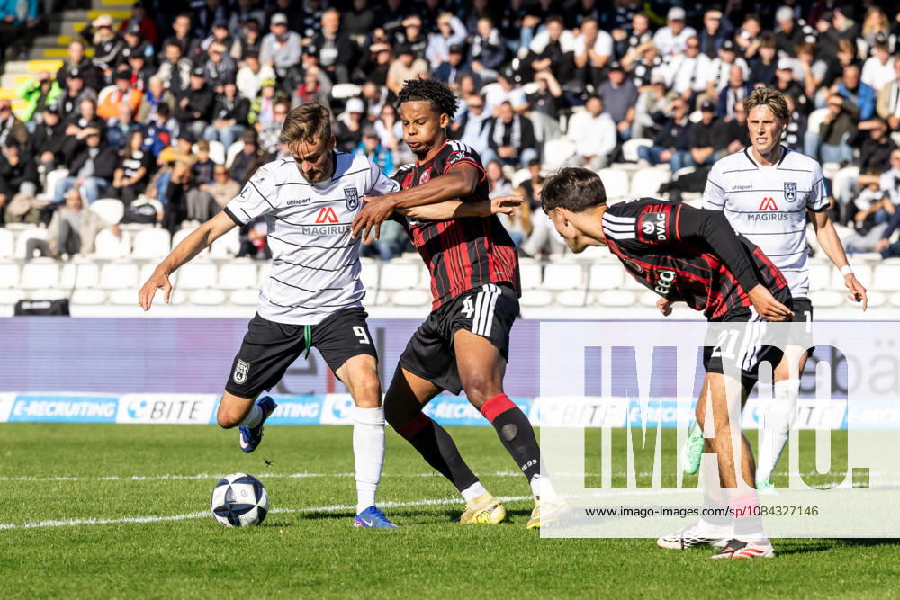 SSV Ulm 1846 Soccer vs. Eintracht Frankfurt II, Soccer, Regionalliga Southwest, Matchday 11, Donaustadion Ulm, October 26, 2010, from left: Lucas Röser, SSV Ulm 1846 Soccer, 09, Julian Yao Mawuli Etse Eintracht Frankfurt II, 4 SSV Ulm 1846 Soccer vs. Eintracht Frankfurt II, Soccer, Regionalliga Southwest, Matchday 11, Donaustadion Ulm, October 26, 2010. Photo by Lucca Fundel, Ulm Donaustadion, Baden-Württemberg, Germany