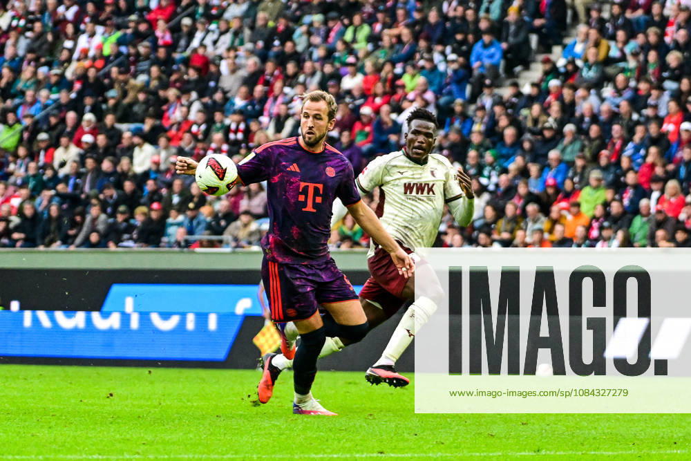 Germany, Soccer, Men s, Bundesliga 1, Matchday 5, FC Augsburg vs. FC Bayern Munich: Harry Kane (Bayern Munich), 9; Juma Bah (FC Augsburg), 35; Augsburg WWK Arena, Bayern, Germany
