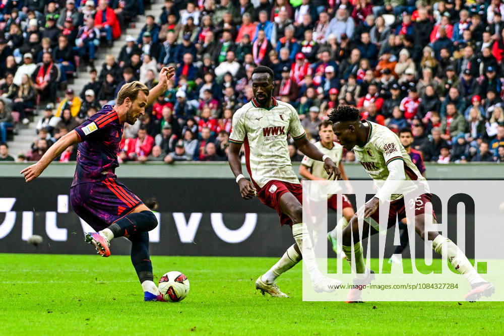 GER, Soccer, Men s, 1. Bundesliga, Matchday 5, FC Augsburg vs. FC Bayern Munich Harry Kane Bayern Munich, 9, Chrislain Matsima FC Augsburg, 5, Juma Bah FC Augsburg, 35 Augsburg WWK Arena Bayern Germany