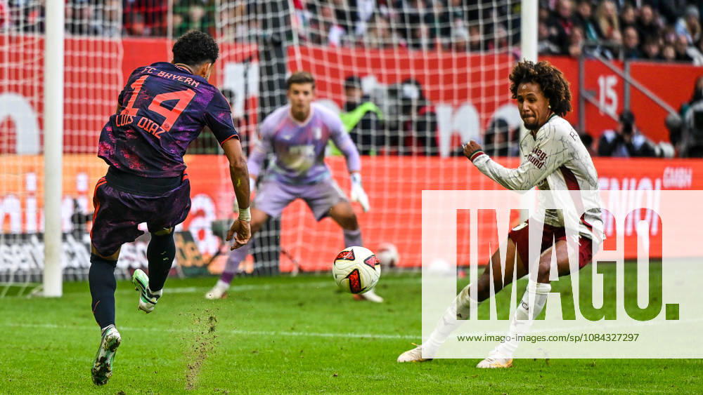 Germany, Soccer, Men s, Bundesliga 1, Matchday 5, FC Augsburg vs. FC Bayern Munich; Luis Diaz (Bayern Munich), 14; Han Noah Massengo (FC Augsburg), 4; Augsburg WWK Arena, Bayern, Germany
