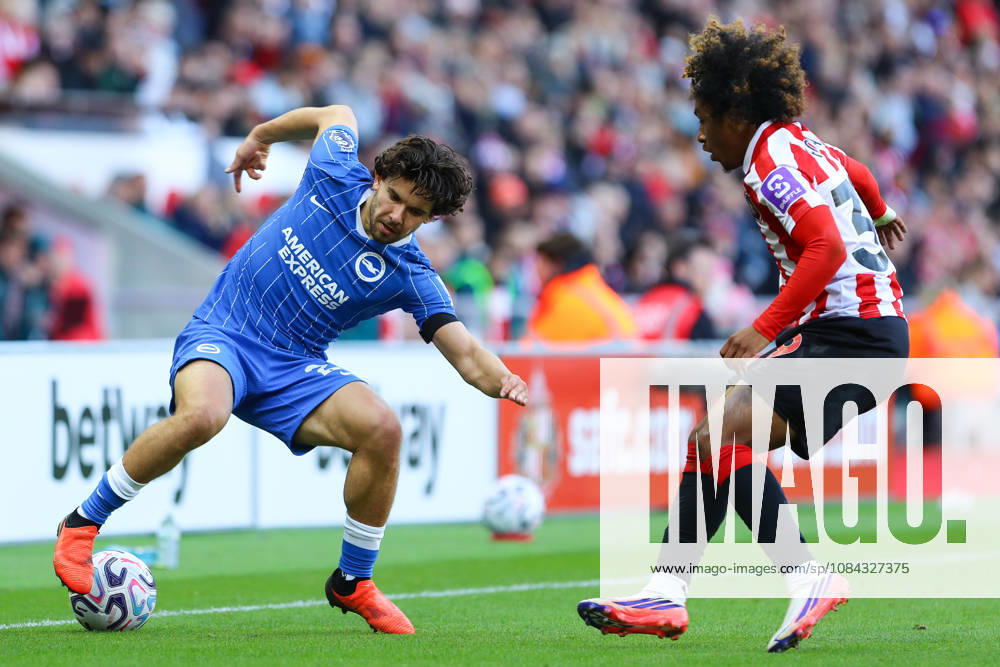 SUNDERLAND, ENGLAND, OCTOBER 10: Ferdi Kad?o?lu of Brighton & Hove Albion (L) controls the ball whilst being pressured by Malick Fofana of Sunderland AFC (R) during a Premier League 2026-27 match between Sunderland AFC and Brighton & Hove Albion at the Stadium of Light on October 10, 2026 in Sunderland, England. (Photo by Zach Forster Sports Press Photo)