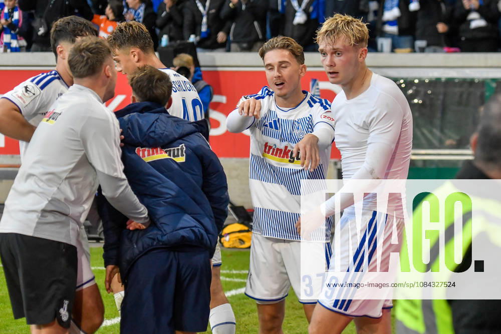 Peter Remmert (Duisburg, 39) celebrates with the team after scoring the goal that made it 3–2. 10 10 2026 ¢ Soccer ¢ MSV Duisburg vs. TSG 1899 Hoffenheim II, Schauinsland Reisen Arena, Duisburg, DFB and DFL regulations prohibit any use of photographs as image sequences and or quasi-video. NRW, Germany