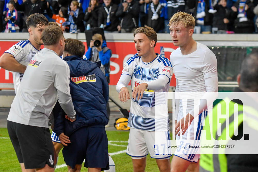 Peter Remmert (Duisburg, 39) celebrates with the team after scoring the goal that made it 3–2. 10 10 2026 ¢ Soccer ¢ MSV Duisburg vs. TSG 1899 Hoffenheim II, Schauinsland Reisen Arena, Duisburg, DFB and DFL regulations prohibit any use of photographs as image sequences and or quasi-video. NRW, Germany