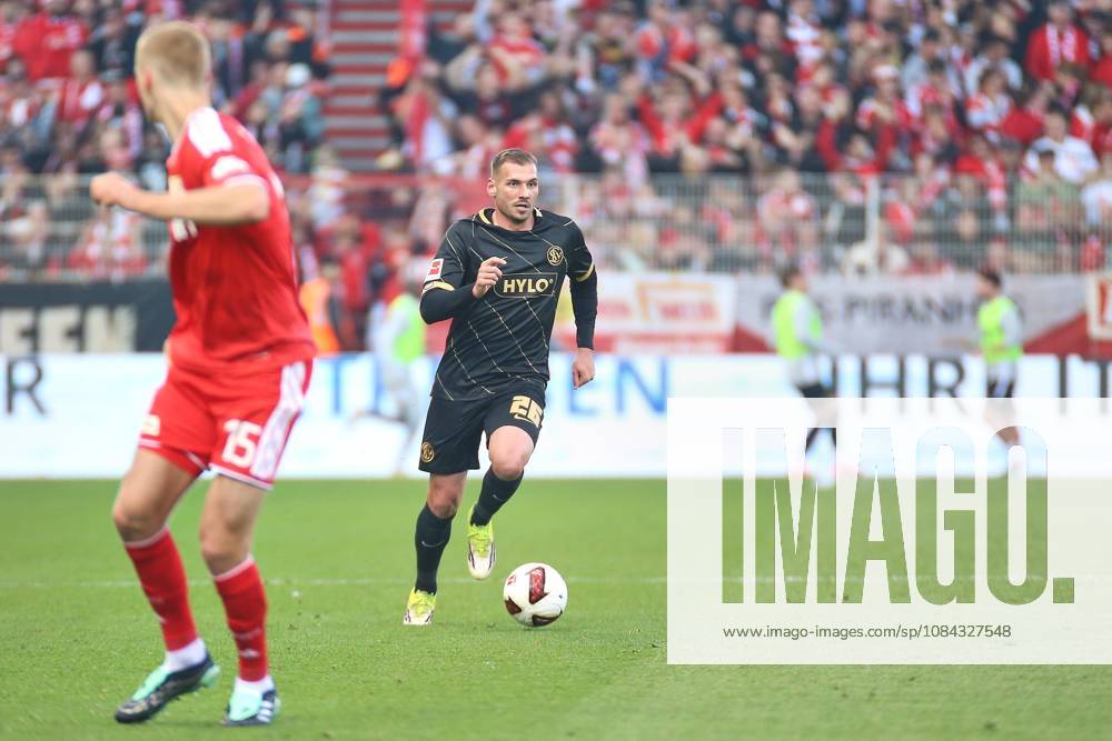 Berlin, Germany, October 10, 2026, Alte Försterei Stadium, Matchday 5, 2026–27 Season, Bundesliga: Union Berlin vs. SV Elversberg (elv26) with the ball at his feet, with Tom Rothe (15) in front of him, Union Berlin