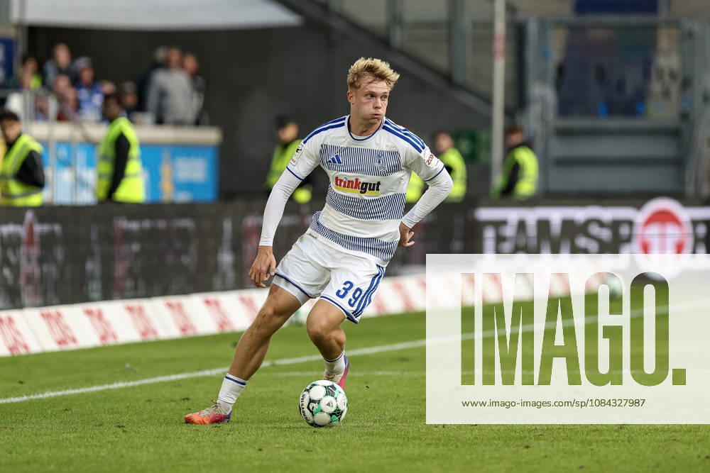 Germany, Soccer, Men s, 3rd Division, 2026–2027 Season, MSV Duisburg vs. TSG Hoffenheim II, Peter Remmert, Duisburg in action with the ball, individual play, Duisburg, Schauinsland, Reisen Arena, North Rhine-Westphalia, Germany