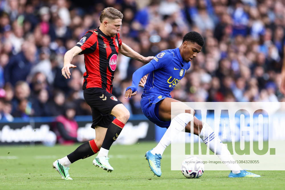 Chelsea gegen Bournemouth, 10. Oktober 2026, London, Premier League, Fußball: Chelsea gegen Bournemouth. Josh Acheampong von Chelsea und Adrien Truffert von Bournemouth. Foto: Jacques Feeney, Offside, London, Großbritannien
