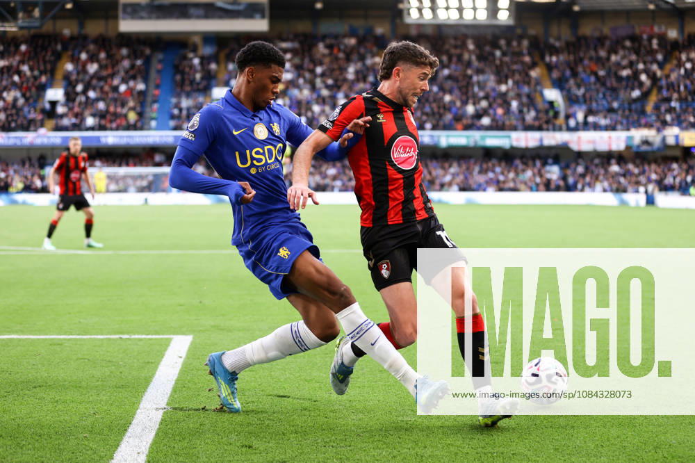 Chelsea gegen Bournemouth, 10. Oktober 2026, London, Premier League, Fußball: Chelsea gegen Bournemouth – Josh Acheampong von Chelsea und Ryan Christie von Bournemouth. Foto: Jacques Feeney, Offside, London, Großbritannien