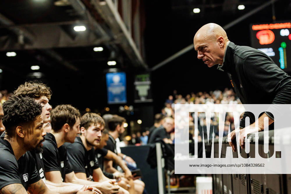 GER, BBL, easyCredit Basketball Bundesliga, Chemnitz, Niners Chemnitz FC Bayern Munich Basketball Rodrigo Pastore, Head Coach of the Niners Chemnitz, speaks with his players at the Chemnitz Trade Fair, Chemnitz, Saxony, Germany