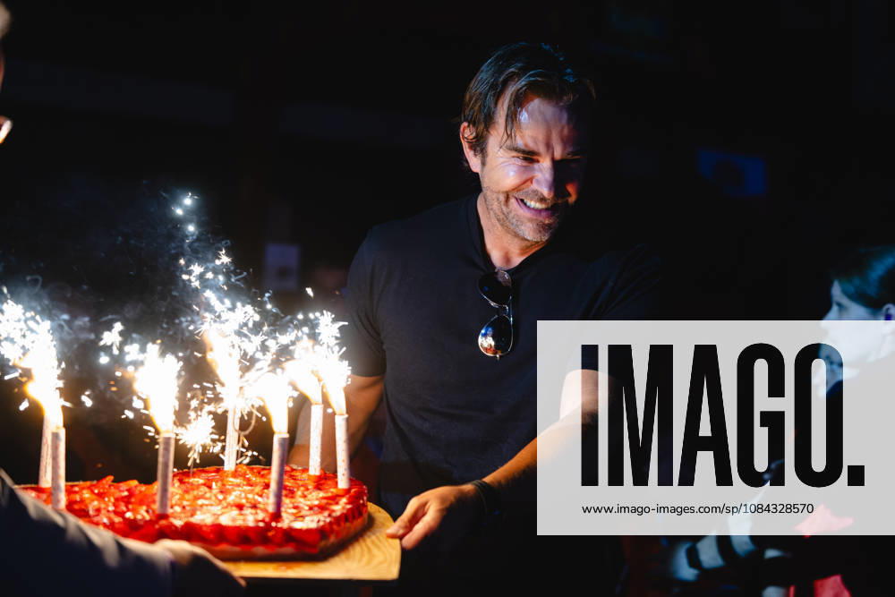 Rostock, Germany, October 10, 2026; easyCredit BBL 2026–2027, Matchday 5: Rostock Seawolves vs. Fitness First Würzburg Baskets. Pictured: Robert Dahl holding a cake with fireworks candles.