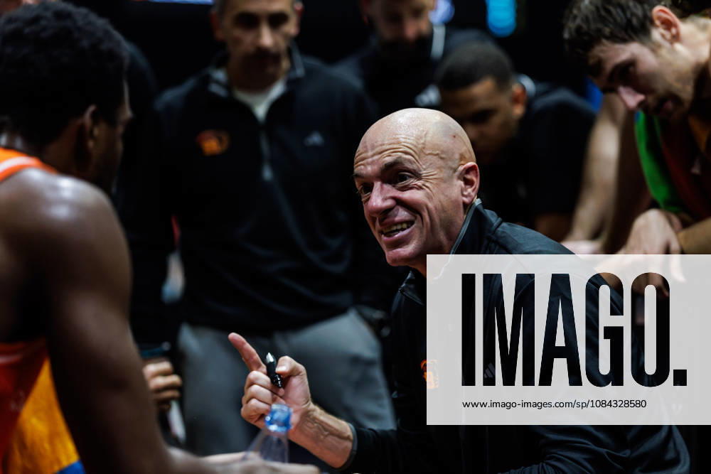 GER, BBL, easyCredit Basketball Bundesliga, Chemnitz, Niners Chemnitz vs. FC Bayern Munich Basketball; Rodrigo Pastore, Head Coach of the Niners Chemnitz, speaks with his players at the Chemnitz Trade Fair, Chemnitz, Saxony, Germany