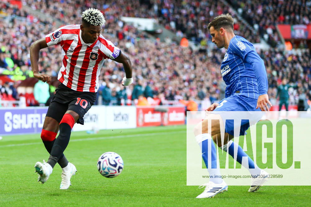SUNDERLAND, ENGLAND, OCTOBER 10: Nilson Angulo of Sunderland AFC (L) on the ball is pressured by Pascal Groß of Brighton & Hove Albion (R) during a Premier League 2026-27 match between Sunderland AFC and Brighton & Hove Albion at the Stadium of Light on October 10, 2026 in Sunderland, England. (Photo by Zach Forster Sports Press Photo)