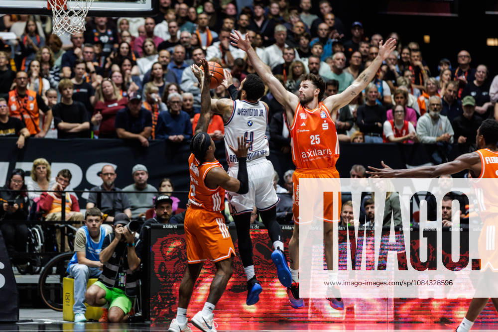 GER, BBL, easyCredit Basketball Bundesliga, Chemnitz, Niners Chemnitz vs. FC Bayern Munich Basketball, Duane Washington Jr. (FC Bayern Munich Basketball), 4; Ben Burnham (Niners Chemnitz), 25; Chemnitz Messe, Chemnitz, Saxony, Germany