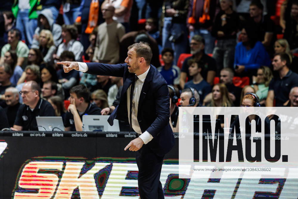 GER, BBL, easyCredit Basketball Bundesliga, Chemnitz, Niners Chemnitz FC Bayern Munich Basketball Anton Gavel, coach of FC Bayern Munich Basketball, gives a hand signal at the Chemnitz Trade Fair, Chemnitz, Saxony, Germany