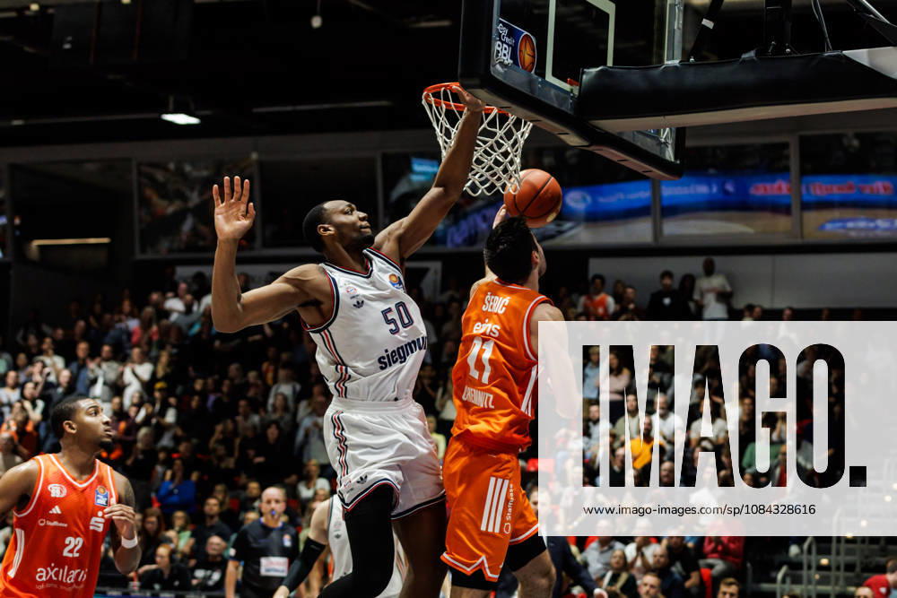 GER, BBL, easyCredit Basketball Bundesliga, Chemnitz, Niners Chemnitz vs. FC Bayern Munich Basketball, Mateo Å eriÄ‡ (Niners Chemnitz), 21, Austin Wiley (FC Bayern Munich Basketball), 50, Chemnitz Messe, Chemnitz, Saxony, Germany