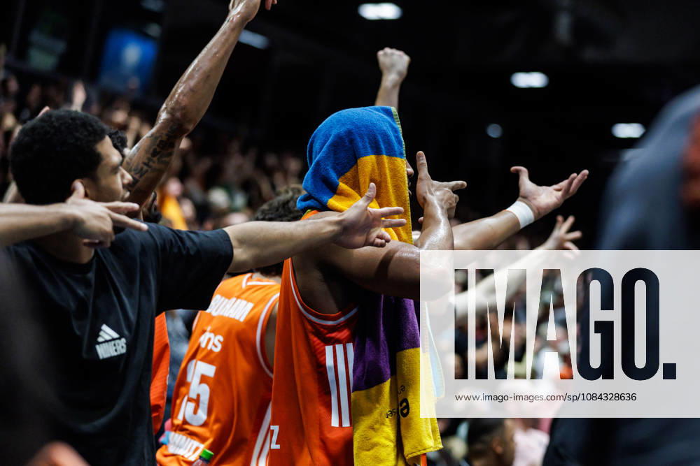 GER, BBL, easyCredit Basketball Bundesliga, Chemnitz, Niners Chemnitz vs. FC Bayern Munich Basketball, Phlandrous Fleming Jr. (Niners Chemnitz), 1; Yohan Choupas (Niners Chemnitz), 6, celebrating at the Chemnitz Exhibition Center, Chemnitz, Saxony, Germany