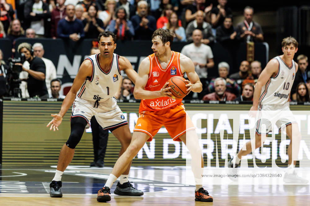 GER, BBL, easyCredit Basketball Bundesliga, Chemnitz, Niners Chemnitz vs. FC Bayern Munich Basketball, Jannis von Seckendorff (Niners Chemnitz), 90, Oscar da Silva (FC Bayern Munich Basketball), 1, Chemnitz Messe, Chemnitz, Saxony, Germany