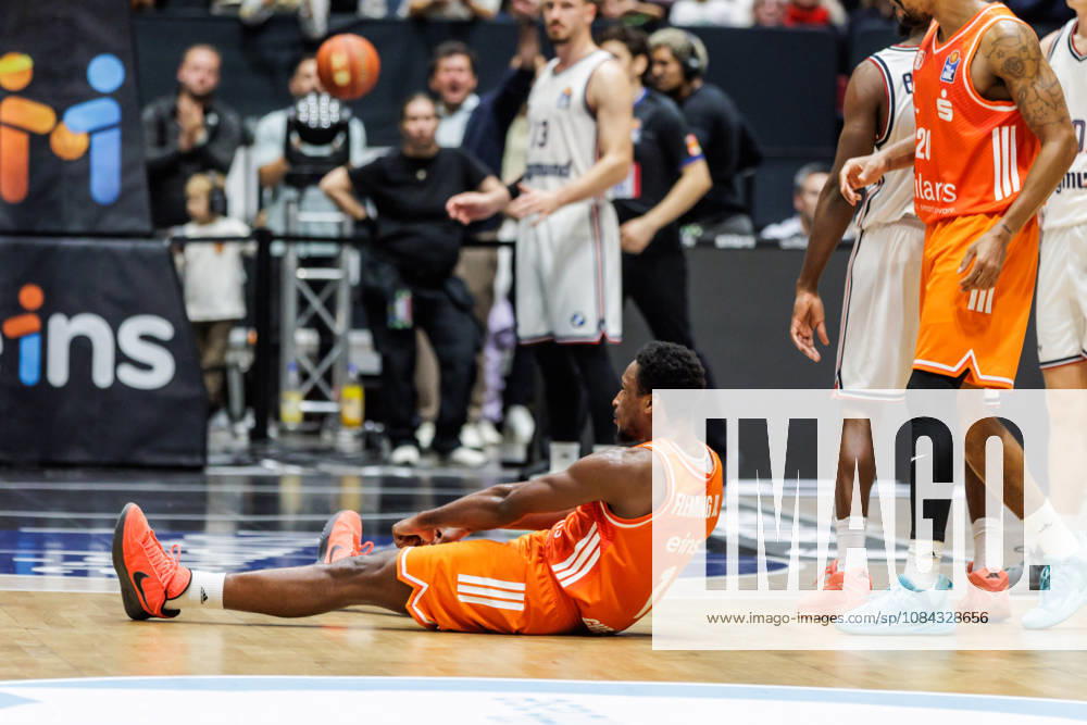 GER, BBL, easyCredit Basketball Bundesliga, Chemnitz, Niners Chemnitz vs. FC Bayern Munich Basketball, Phlandrous Fleming Jr., Niners Chemnitz, 1 fan celebrating, Chemnitz Messe, Chemnitz, Saxony, Germany